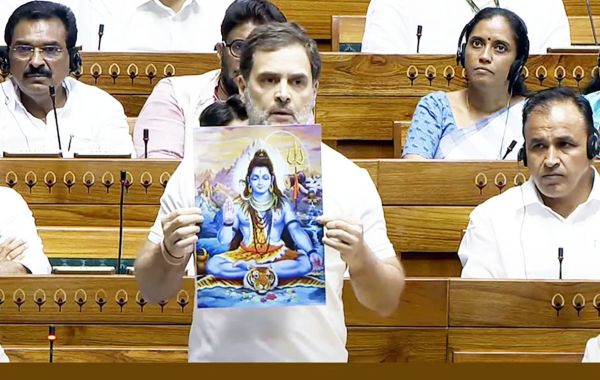 भगवान शिव की तस्वीर संसद में क्यों लाये राहुल गांधी?, जानिए...