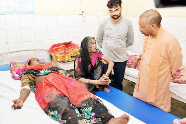 CM योगी पहुंचे हाथरस, जिला अस्पताल में घायलों से की मुलाकात
