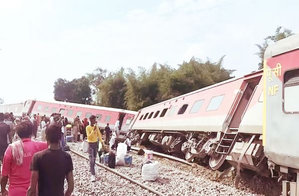 चंडीगढ़-डिब्रूगढ़ एक्सप्रेस के डिब्बे पटरी से उतरे, 3 की मौत, कई जख्मी