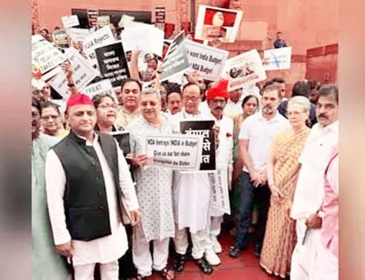 संसद परिसर में इंडी गठबंधन का विरोध प्रदर्शन