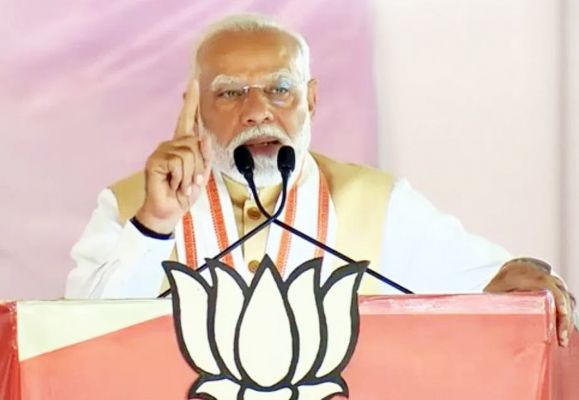 प्रधानमंत्री नरेंद्र मोदी ने महाराष्ट्र के धुले में किया चुनावी रैली को संबोधित