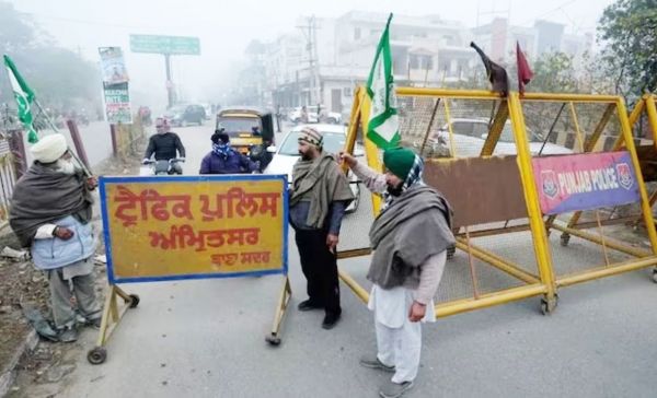 पंजाब में दिख रहा बंद का असर, किसानों ने सड़कें जाम की