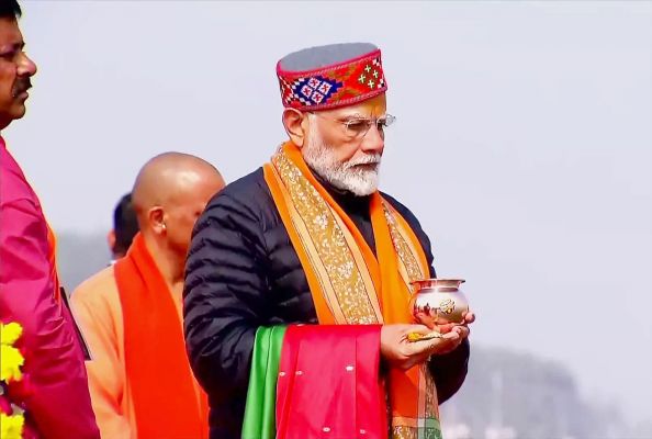 PM मोदी ने प्रयागराज के त्रिवेणी संगम में पवित्र स्नान कर पूजा-अर्चना की