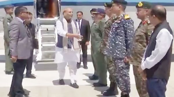 रक्षा मंत्री राजनाथ सिंह ने भुज एयर फोर्स स्टेशन का किया दौरा