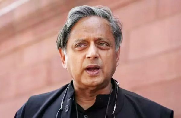 शशि थरूर के बयान पर कांग्रेस-भाजपा में सियासत तेज