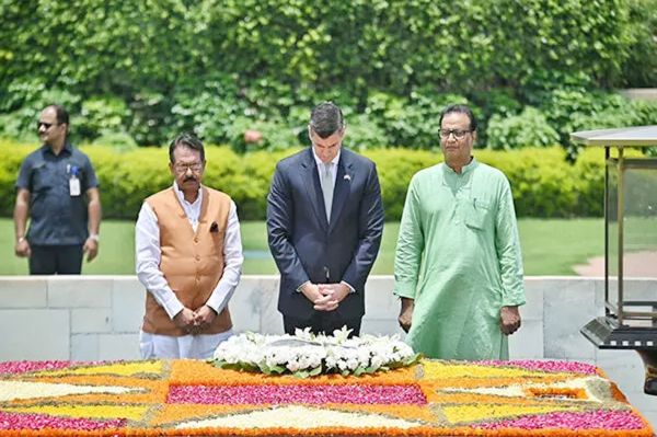पराग्वे के राष्ट्रपति पालासिओस ने राजघाट पर महात्मा गांधी को श्रद्धांजलि दी