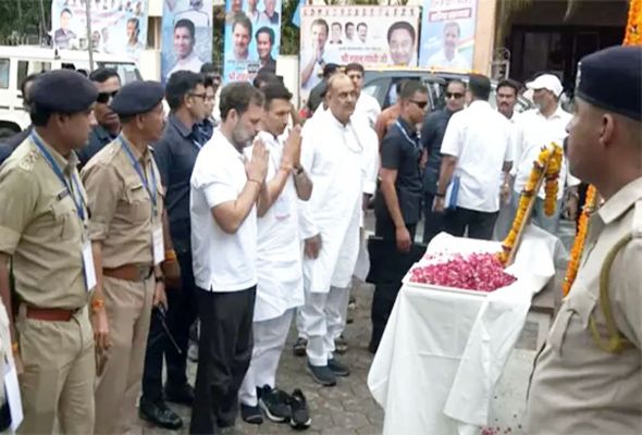 राहुल गांधी भोपाल पहुंचे, राज्य पार्टी कार्यालय में इंदिरा गांधी को पुष्पांजलि अर्पित की