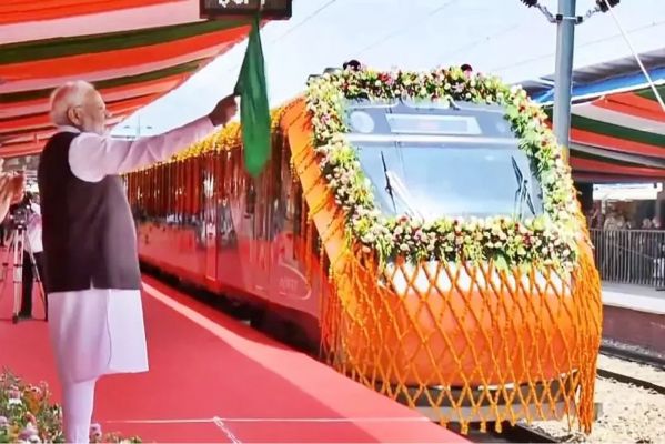 PM मोदी ने कश्मीर में वंदे भारत एक्सप्रेस को किया रवाना