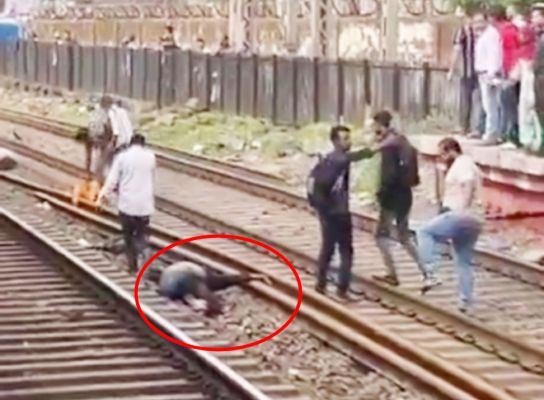 लोकल ट्रेन से गिरकर 5 यात्रियों की मौत, कई अन्य घायल