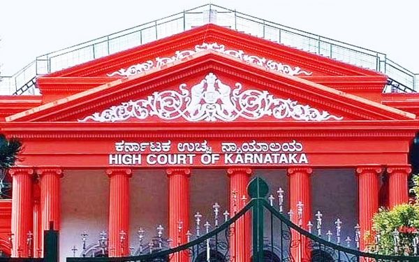भगदड़ मामला : कर्नाटक हाई कोर्ट ने सीलबंद लिफाफे में जवाब दाखिल करने का दिया आदेश