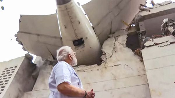 एयर इंडिया विमान हादसे वाली जगह पर पहुंचे पीएम मोदी