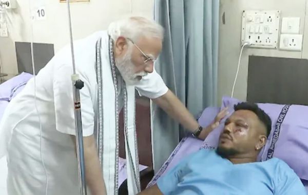PM मोदी ने सिविल अस्पताल में विश्वास कुमार रमेश से की मुलाकात