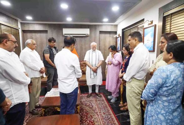 प्लेन क्रैश में पूर्व CM की मौत, प्रधानमंत्री मोदी ने विजय रूपाणी के परिवार से मुलाकात की