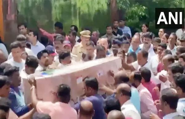 AI-171 crash : चालक दल की सदस्य मैथिली पाटिल का पार्थिव शरीर रायगढ़ लाया गया