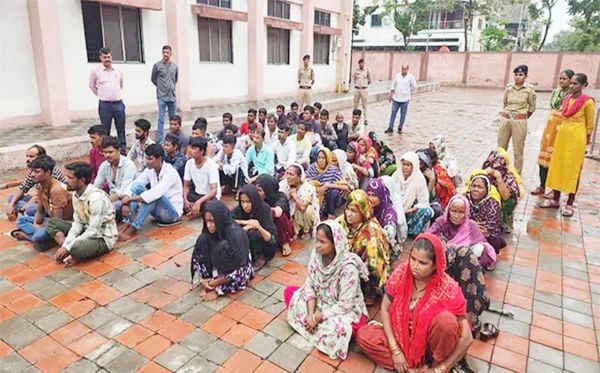 गुजरात पुलिस ने 200 अवैध बांग्लादेशियों को पकड़ा