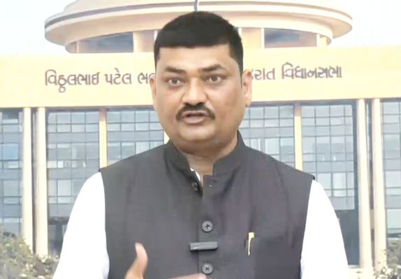 गुजरात के "आप" विधायक उमेश मकवाना ने पार्टी के पदों से दिया इस्तीफा