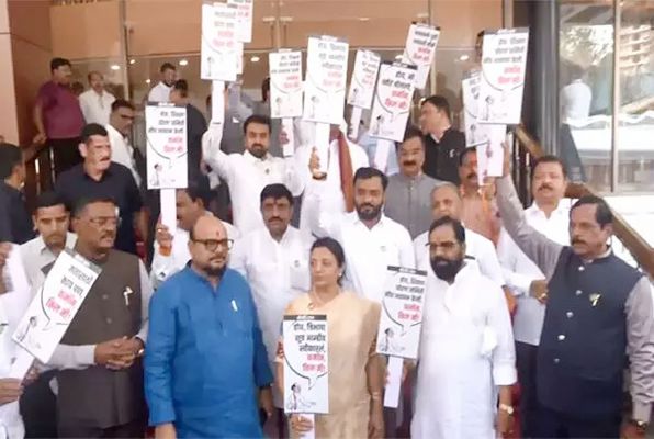 विधानसभा के बाहर तीन भाषा नीति के खिलाफ एमवीए का प्रदर्शन