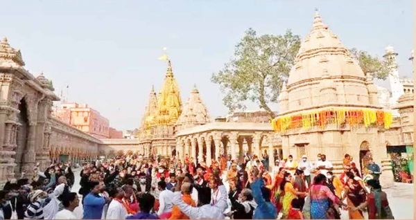 सावन के पहले सोमवार को काशी विश्वनाथ में उमड़ी भारी भीड़