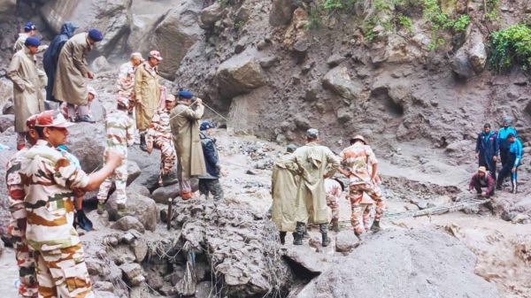 हिमाचल प्रदेश में बादल फटने से बाढ़, 413 तीर्थयात्रियों की जान बचाई गई