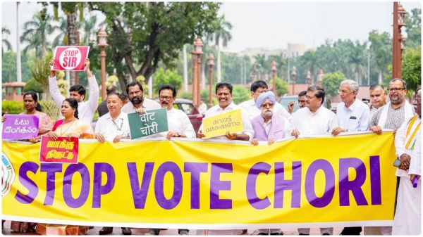 संसद परिसर में विपक्षी दलों का प्रदर्शन, बिहार में वोटर लिस्ट संशोधन को लेकर हंगामा