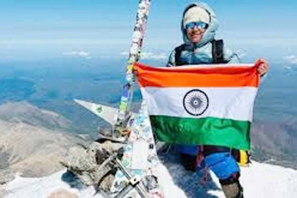 हमीरपुर की बेटी ने यूरोप की सबसे ऊंची चोटी पर लहराया तिरंगा