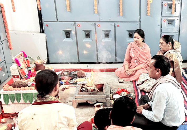 मुख्यमंत्री निवास में मुक्तेश्वरी बघेल ने भगवान विश्वकर्मा की पूजा-अर्चना की