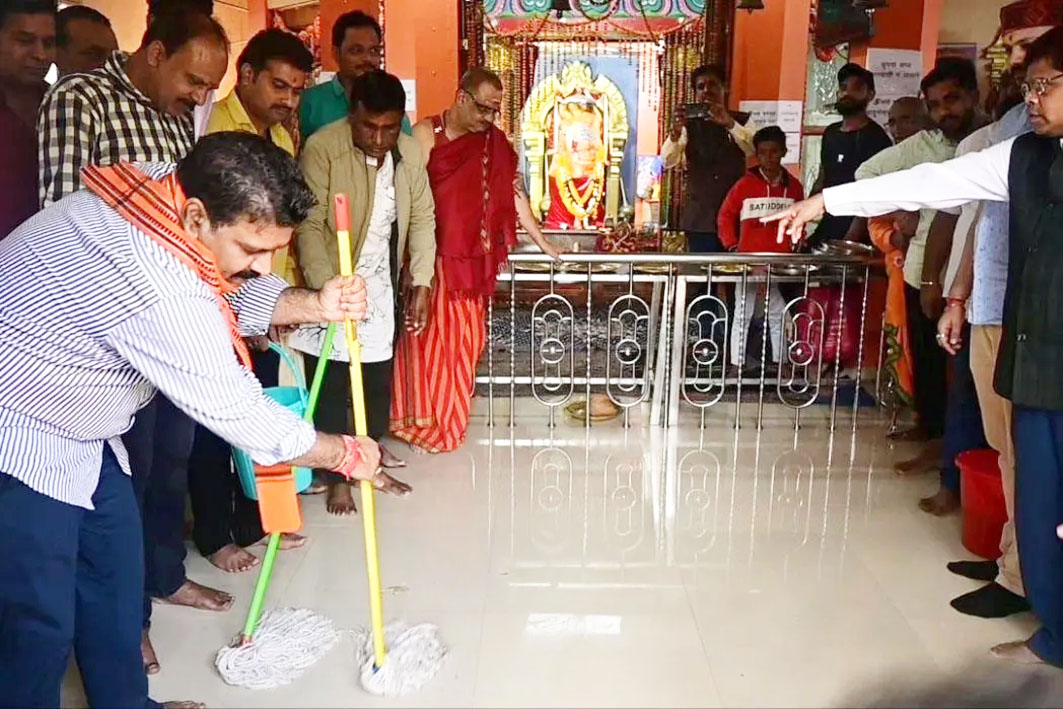 गृहमंत्री विजय शर्मा ने हनुमान मंदिर में पोछा लगाया