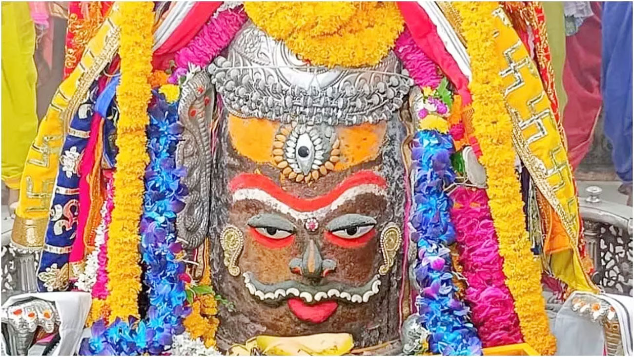 बाबा महाकाल के गले में चंदन और रुद्राक्ष की माला पहनाने के बाद माथे पर लगाई गई भस्म