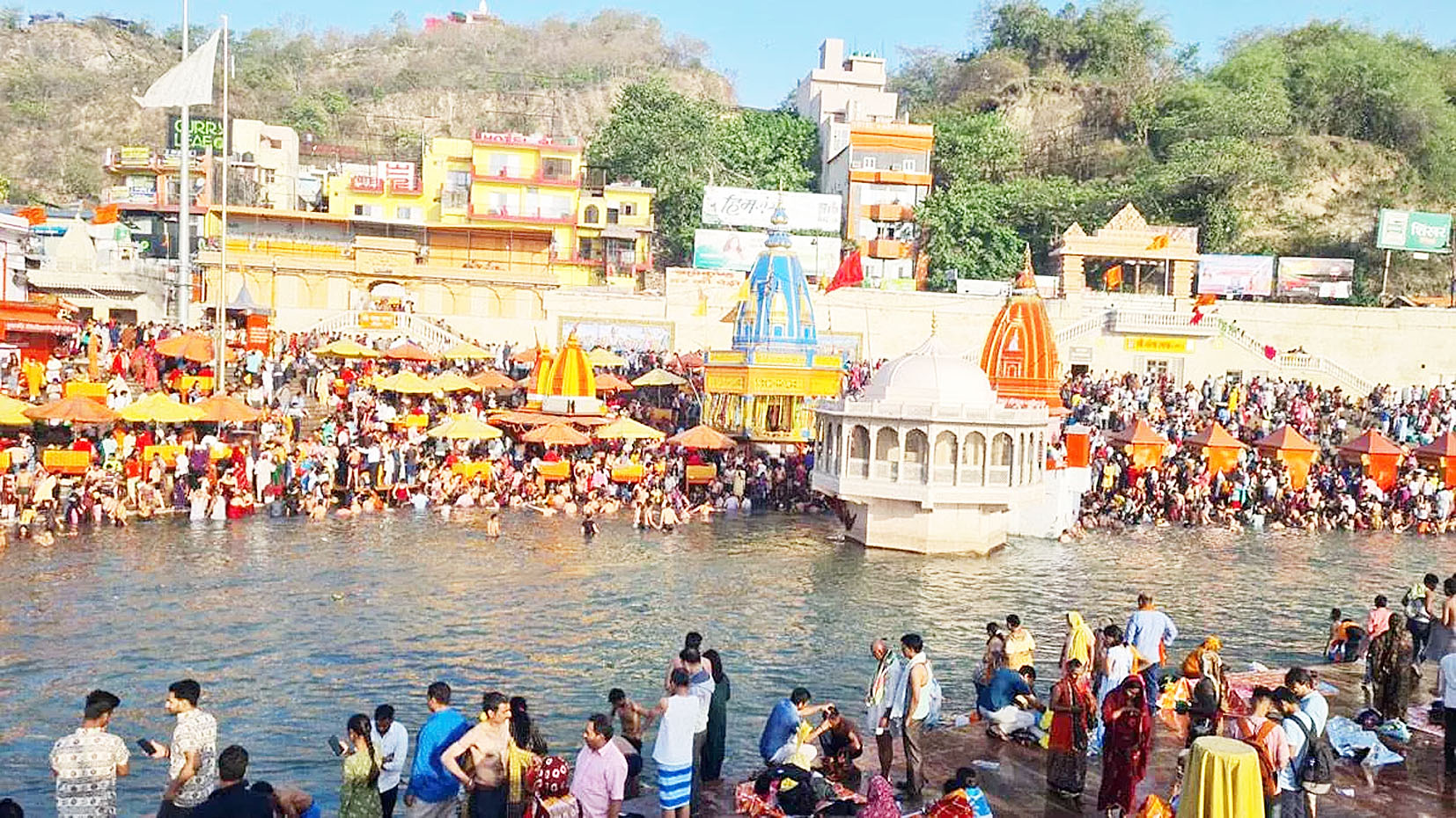 गुरु पूर्णिमा पर हरिद्वार, अयोध्या, प्रयागराज और वाराणसी में उमड़े श्रद्धालु