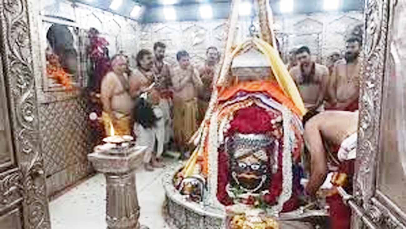 महाकालेश्वर मंदिर में लगा शिवभक्तों का तांता