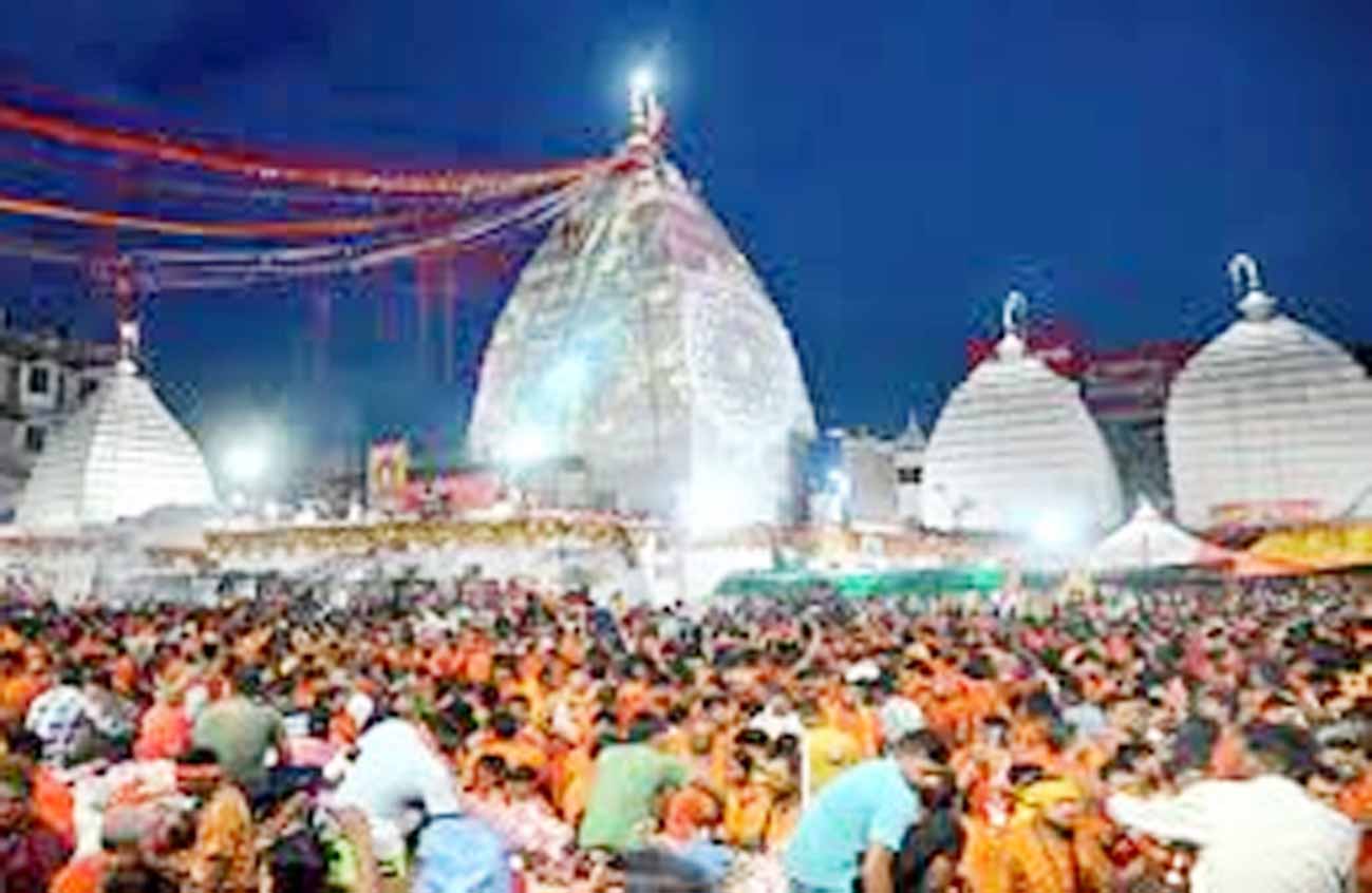 बैद्यनाथ धाम में भक्तों ने किया जलाभिषेक