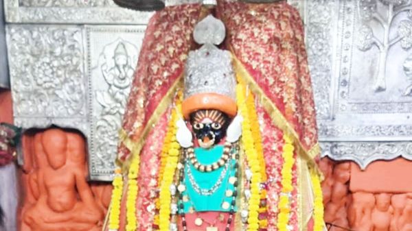 चैत्र नवरात्र के पहले दिन देवी मंदिरों में भक्‍तों का तांता