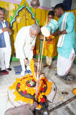 मुख्यमंत्री भूपेश बघेल ने सीपत के प्राचीन शिव मंदिर में पूजा-अर्चना की