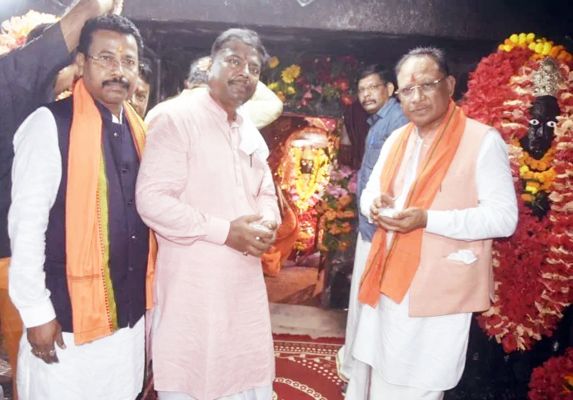 CM विष्णुदेव साय ने बस्तर की आराध्य देवी मां दंतेश्वरी की पूजा-अर्चना की