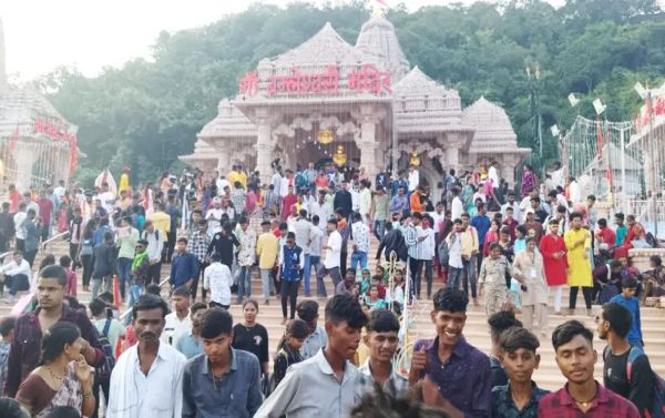 डोंगरगढ़ के बम्लेश्वरी मंदिर में श्रद्धालुओं की उमड़ी भीड़