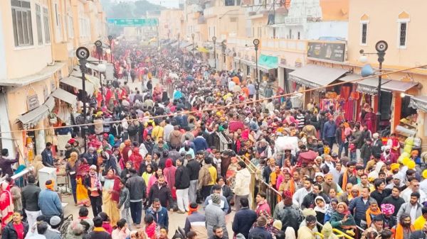 अयोध्या में महाकुंभ जैसा नजारा, रामलला के दर्शन के लिए पहुंचे लाखों श्रद्धालु