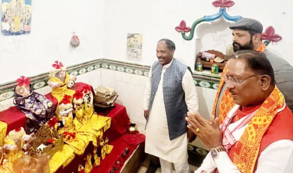 300 वर्ष प्राचीन मंदिर में CM विष्णुदेव साय ने की पूजा