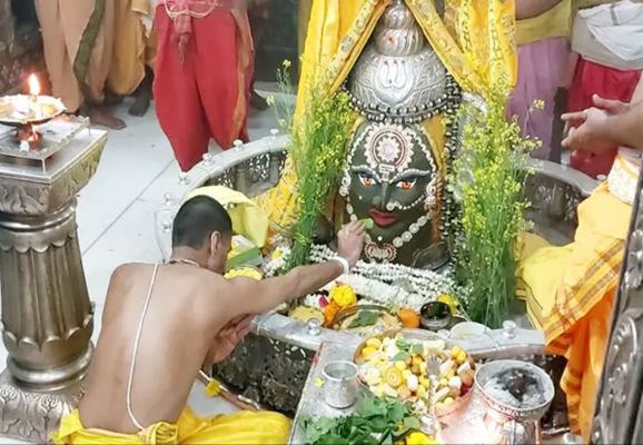 बसंत पंचमी पर महाकालेश्वर मंदिर में विशेष भस्म आरती की गई