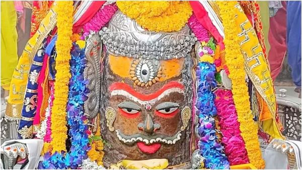 बाबा महाकाल के गले में चंदन और रुद्राक्ष की माला पहनाने के बाद माथे पर लगाई गई भस्म