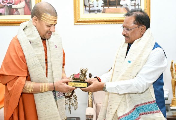 मुख्यमंत्री साय से निरंजन पीठाधीश्वर महामंडलेश्वर डॉ. स्वामी कैलाशनंद गिरी जी महाराज ने की सौजन्य भेंट