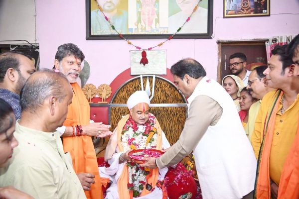 प्रदेश बीजेपी अध्यक्ष और मूणत ने महंत वेद प्रकाशाचार्य महाराज का लिया आशीर्वाद