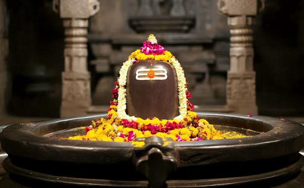 सावन के पहले शनिवार को शिवलिंग पर चढ़ाएं ये 3 चीजें
