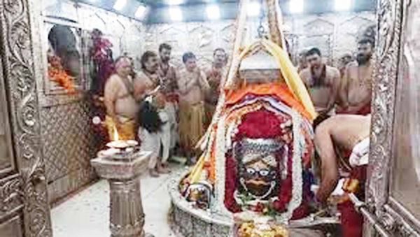 महाकालेश्वर मंदिर में लगा शिवभक्तों का तांता
