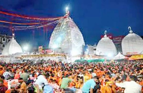 बैद्यनाथ धाम में भक्तों ने किया जलाभिषेक