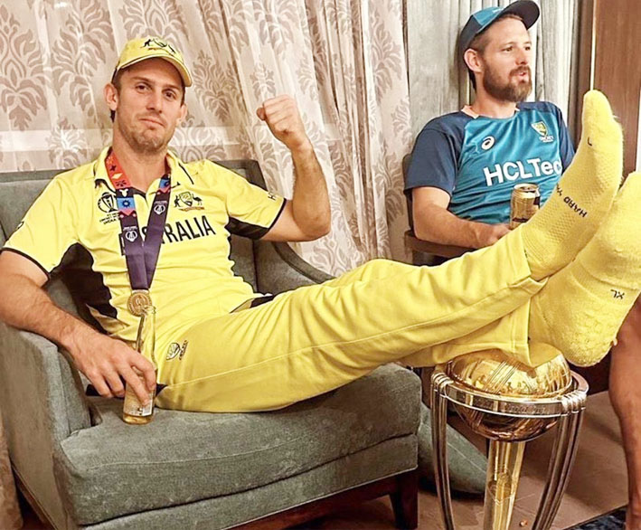 ऑस्ट्रेलियाई खिलाड़ी की तस्वीर पर बवाल, ट्रॉफी के ऊपर पैर रखा