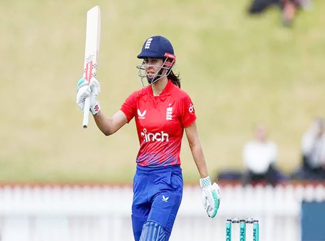 इंग्लैंड ने चौथे टी20ई के दौरान न्यूजीलैंड पर 47 रन से श्रृंखलाबद्ध जीत हासिल की