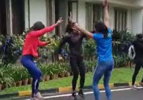 VIDEO: भारत की सिल्वर मेडल जीतने वाली शैली सिंह का ये डांस हो रहा वायरल