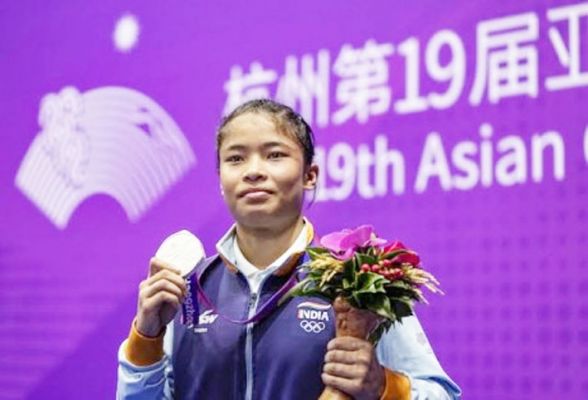 रोशिबिना देवी ने 60 किलोग्राम वीमेंस कैटेगरी में रजत पदक जीता