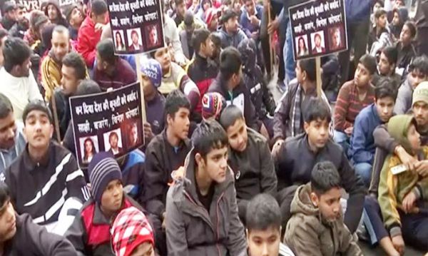 युवा पहलवानों ने दिल्ली में बजरंग, साक्षी, विनेश के खिलाफ विरोध प्रदर्शन किया 