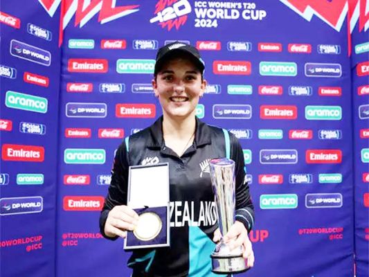 ICC Women T20 WC: अमेलिया केर ने ऑल-टाइमर अभियान के लिए प्लेयर ऑफ द टूर्नामेंट का पुरस्कार जीता